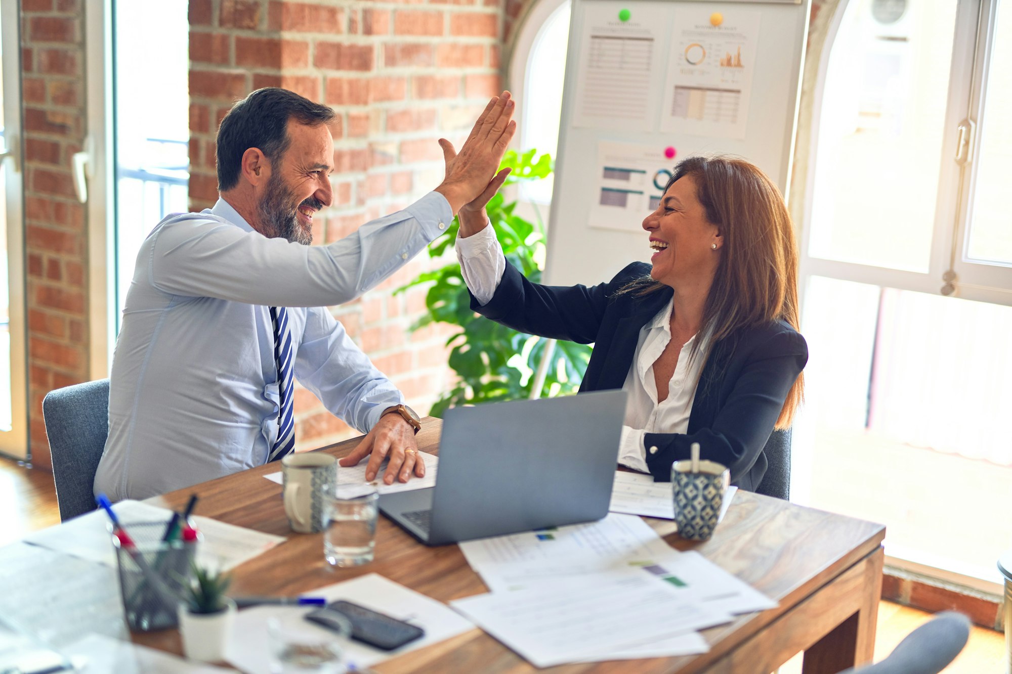 Advisory meeting between insurance broker and client